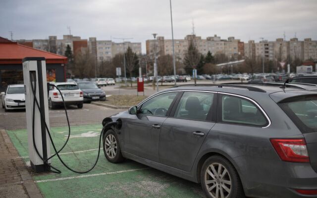 Nabíjacia stanica pre elektromobily obsadená vozidlom so spaľovacím motorom