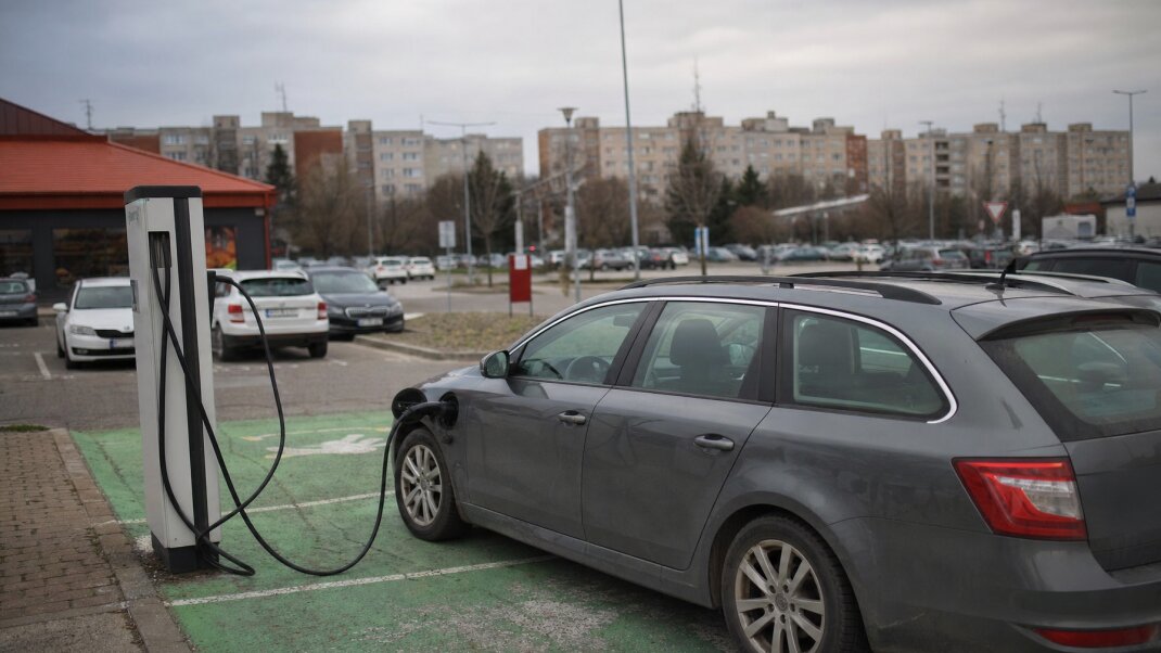Nabíjacia stanica pre elektromobily obsadená vozidlom so spaľovacím motorom