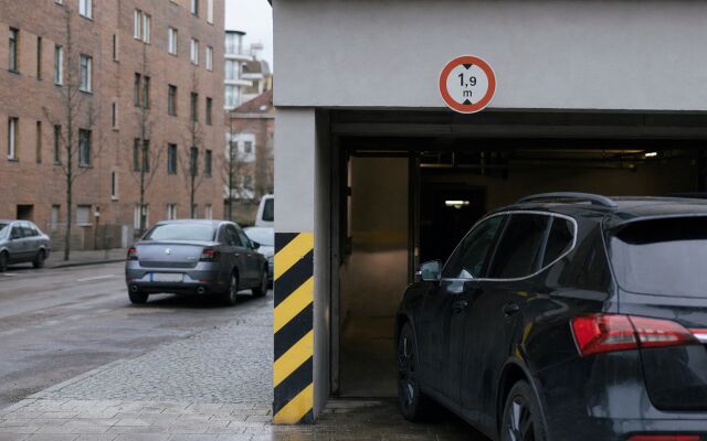 SUV zaparkované v garáži s nízkym vjazdom v Bratislave
