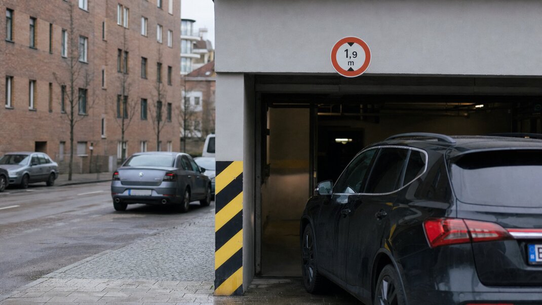SUV zaparkované v garáži s nízkym vjazdom v Bratislave