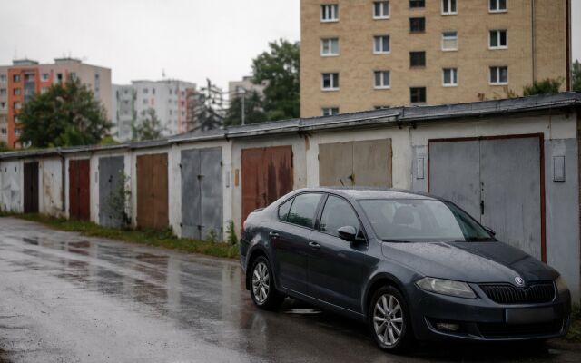 Znalecký posudok garáže v kancelárii so súdnym znalcom a dokumentmi