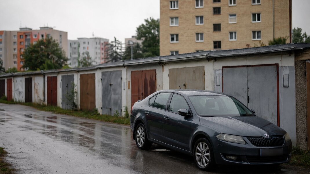 Znalecký posudok garáže v kancelárii so súdnym znalcom a dokumentmi