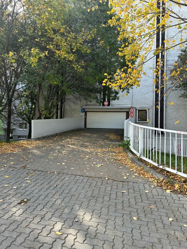 Predaj priestrannej nadrozmernej garáže na Medveďovej ulici v Petržalke