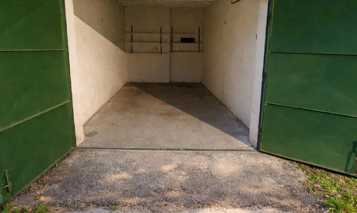 Prenájom garáže s elektrinou na sídlisku JUH v Nových Zámkoch