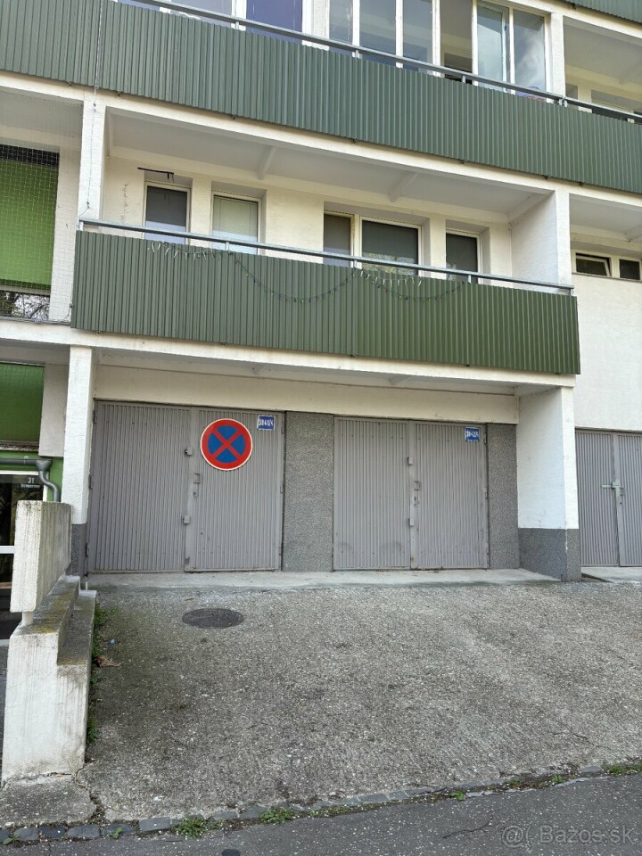 Na predaj vykurovaná garáž na Donnerovej ulici v Karlovej Vsi