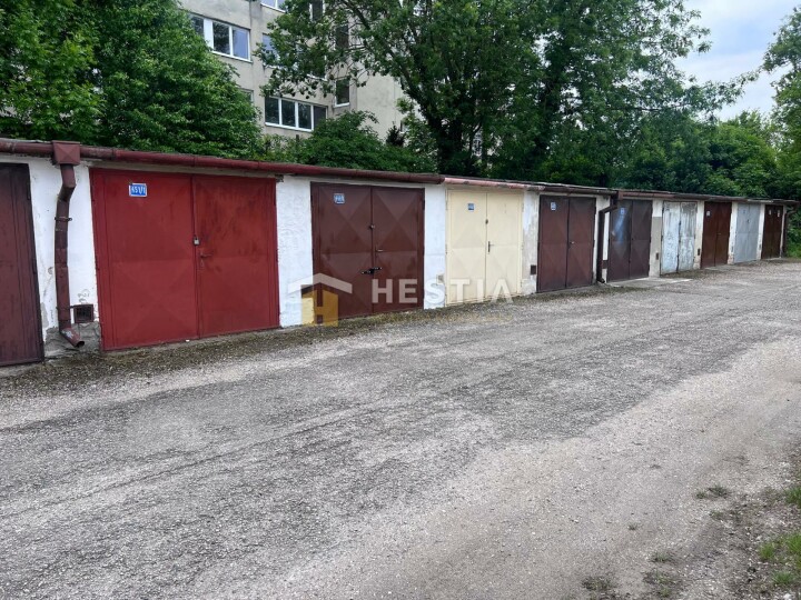 Garáž s montážnou jamou na Továrenskej ulici v Senici