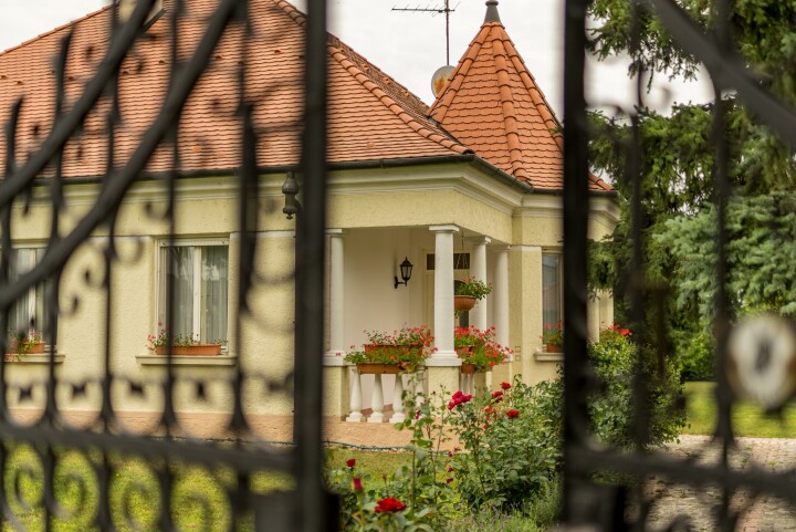 Predaj historickej vily s bazénom a veľkým pozemkom v Rajke