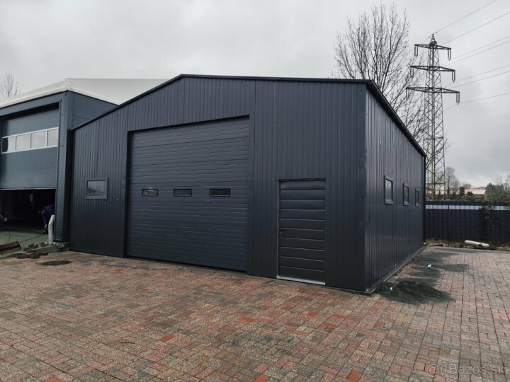 Plechová garáž 9x10 m s modernými prvkami
