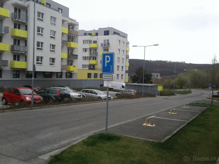 Dlhodobý prenájom vonkajšieho parkovacieho miesta na Pri Hrubej lúke