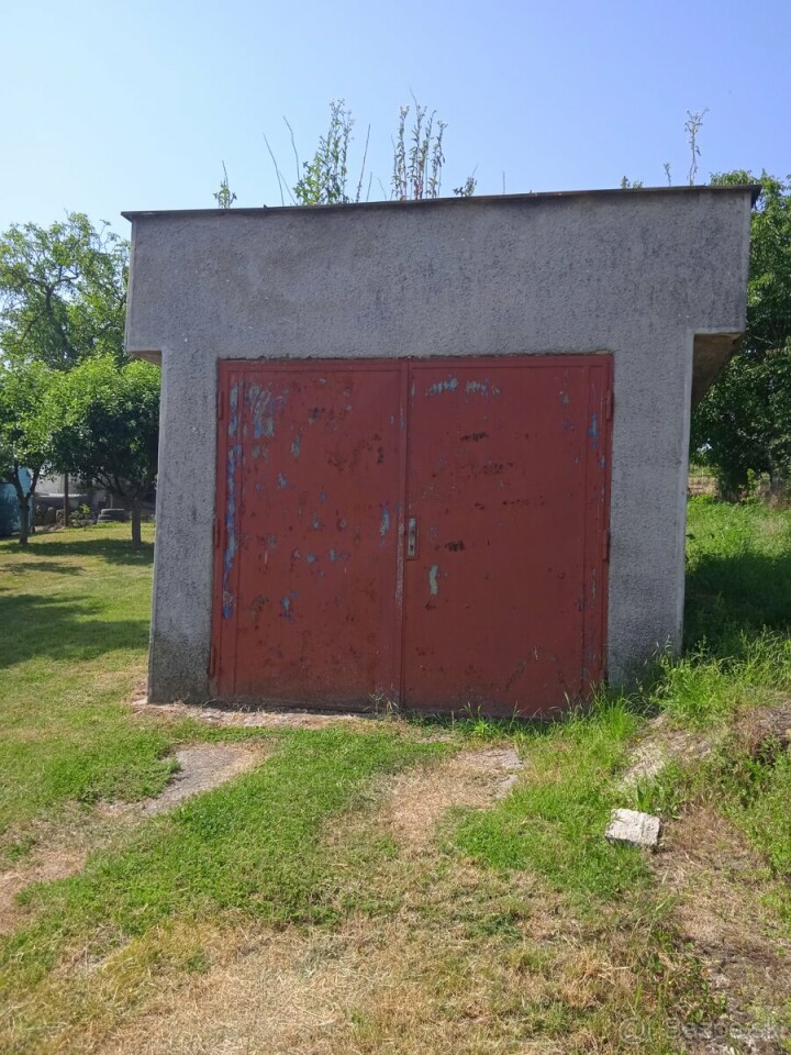 Na predaj murovaná garáž v centre obce Klenanách