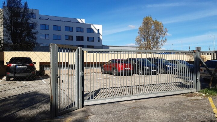 Predaj garáže v uzatvorenom areáli na Sekurisovej ulici v Dúbravke