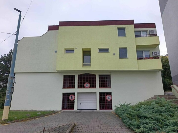 Na predaj garáž s elektrinou a osvetlením na Majerníkovej ulici