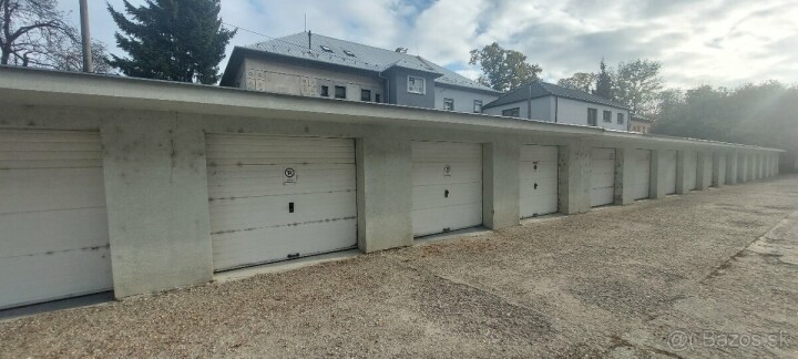 Na predaj zánovná garáž na Cukrovarskej ulici v Seredi