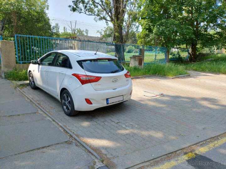 Parkovacie miesto na prenájom - Bratislava, Teplická