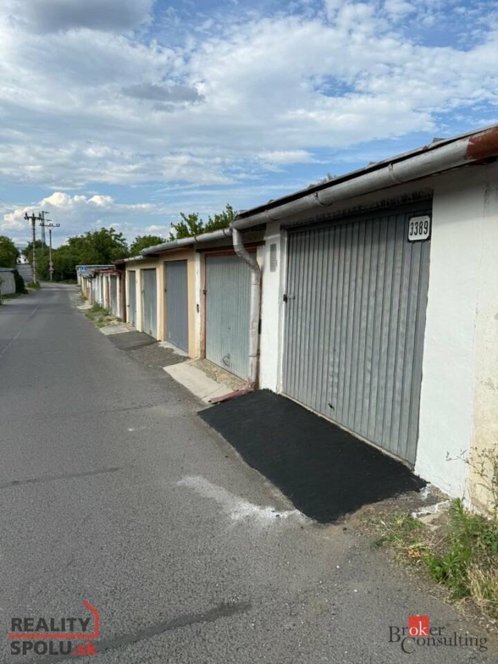 Predaj zachovalej betónovej garáže 22 m2 v Lučenci
