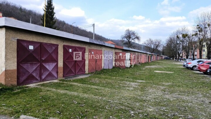 Prenájom garáže s elektrinou a regálom