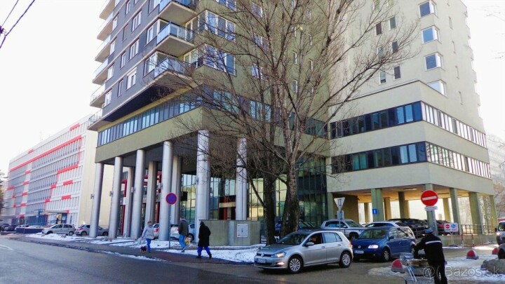 Prenájom parkovacieho miesta v dvojgaráži v Ružovej doline