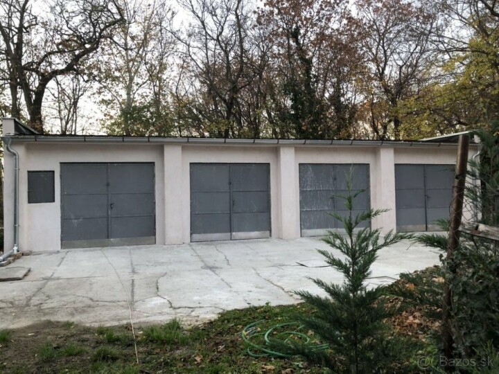 Na predaj 4 murované garáže s pozemkom v centre mesta