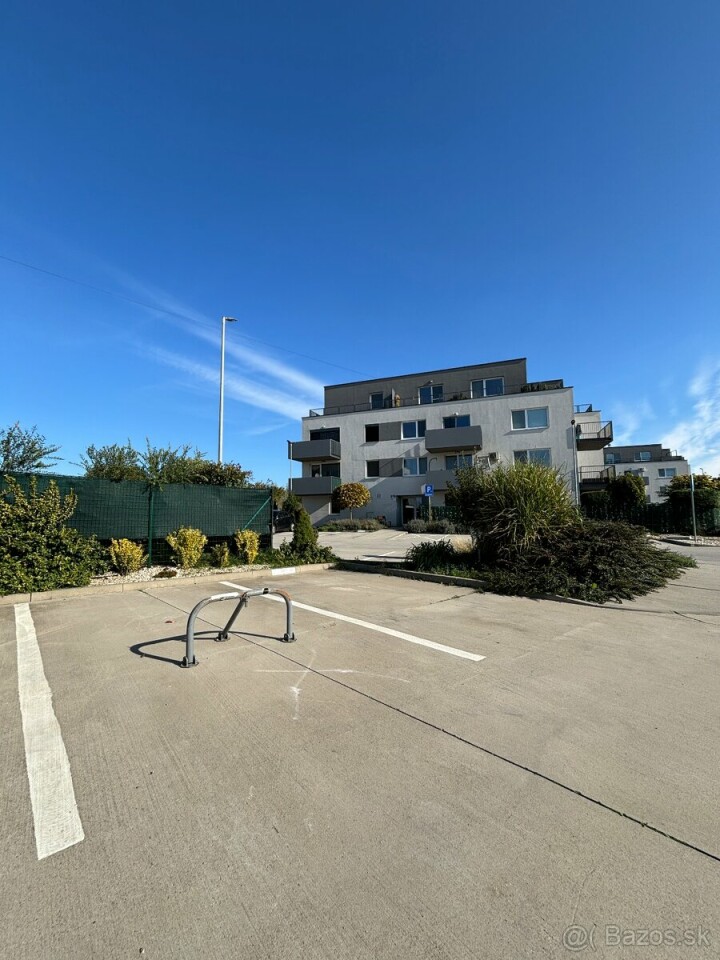 Prenájom vonkajších parkovacích miest s uzamykateľnou zábranou