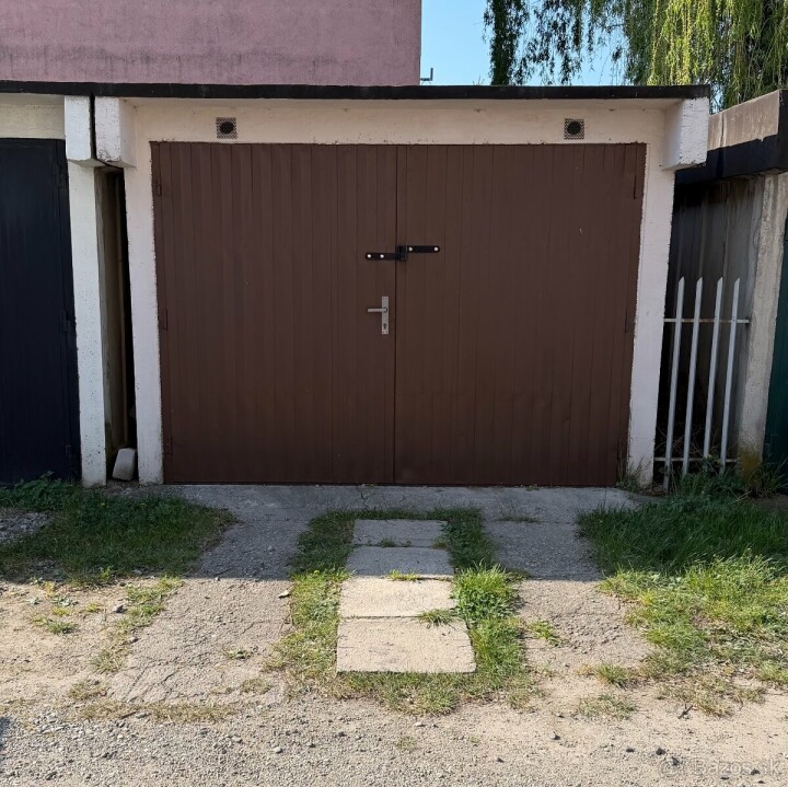 Na predaj priestranná murovaná garáž v Čani