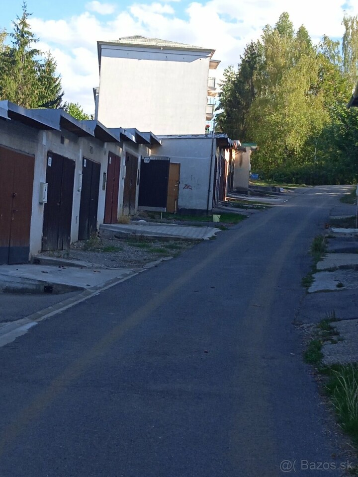 Murovaná poschodová garáž na predaj v Lipovci