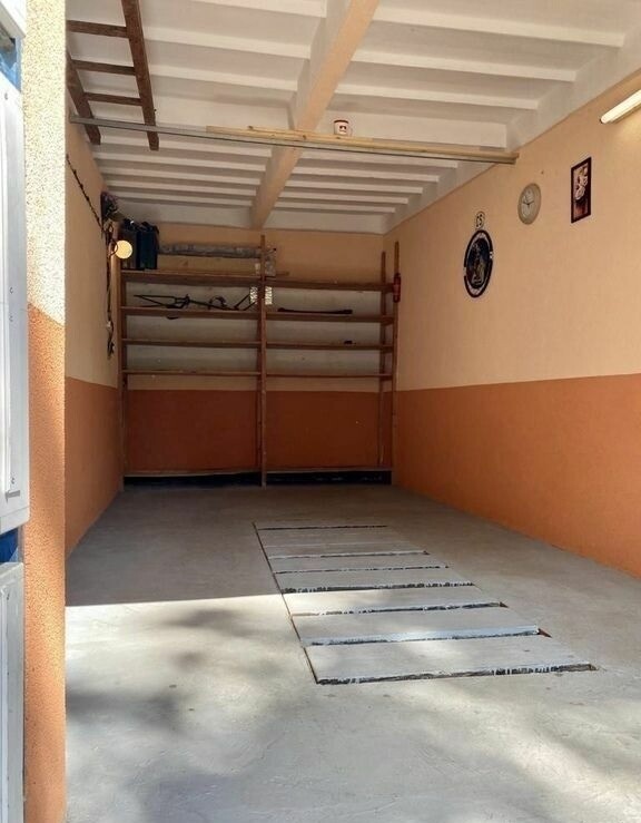 Garáž s elektrinou a montážnou jamou na prenájom v Ružinove