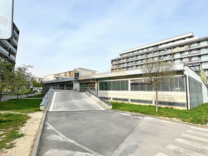 Bezpečné vonkajšie parkovanie v garážovom dome, Košice, Považská