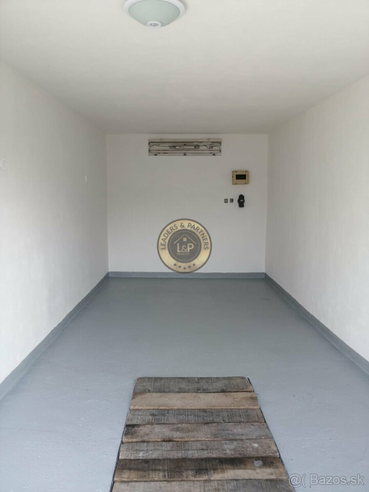 Murovaná garáž na predaj v Senici s elektrinou a montážnou jamou