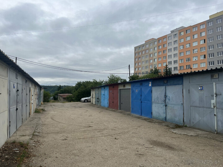 Predaj garáže v Železníkoch na Krakovskej ulici, 18m2 s elektrinou