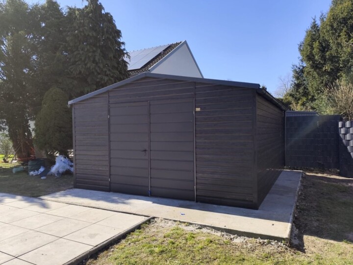 Plechová garáž 4,5x5,5 m s dvojkrídlovou bránou