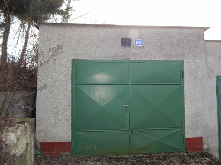 Na predaj murovaná garáž 28 m2 v Handlovej na Mierovom námestí