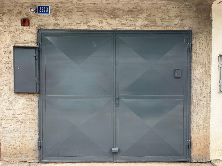 Predaj garáže s elektrinou na Selyeho ulici v Komárne