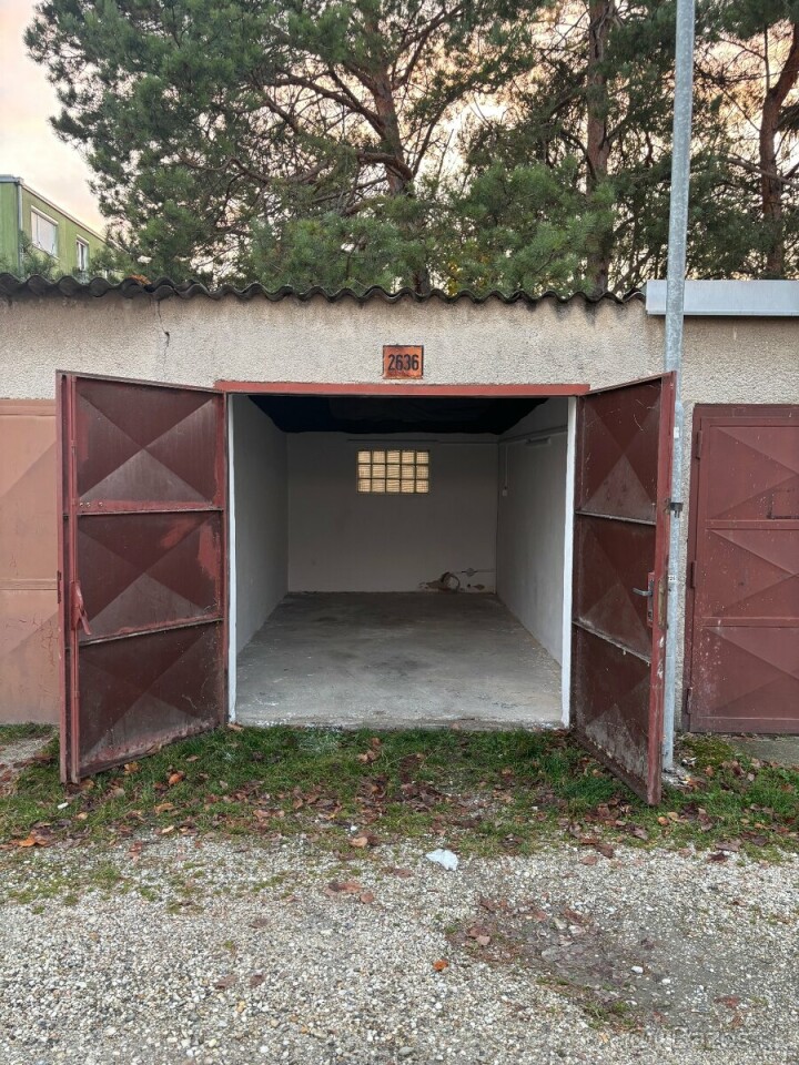 Prenájom garáže s elektrinou na sídlisku Boriny v D. Strede