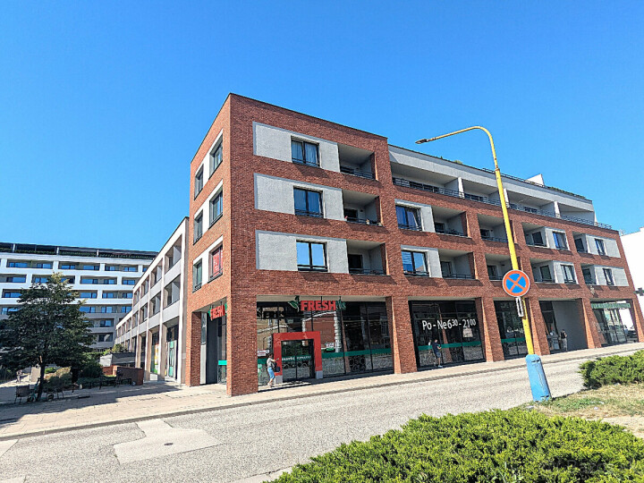 Prenájom vnútorného parkovacieho miesta na Strojárenskej ulici