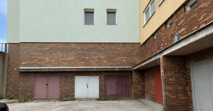 Na predaj: Priestranná garáž (34 m²) s vlastným vchodom – Košice, Krupinská ulica
