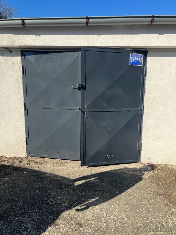 Murovaná garáž na predaj s pozemkom v Bratislave