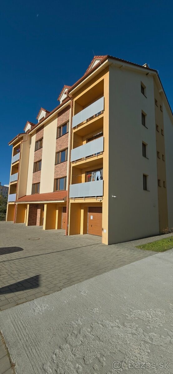 Na predaj garáž 27 m² v Prievidzi na Karasiny