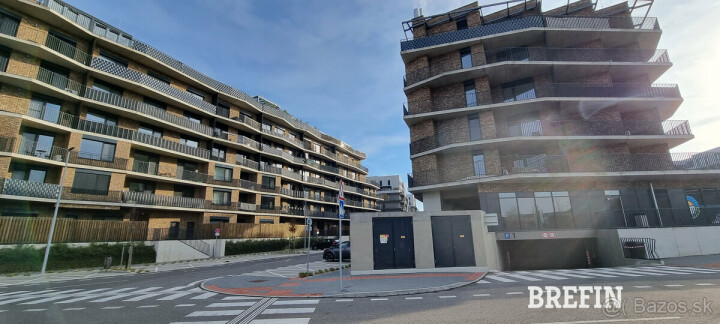 Široké garážové státie pri výťahu v Bratislave-Petržalke, 18 m2