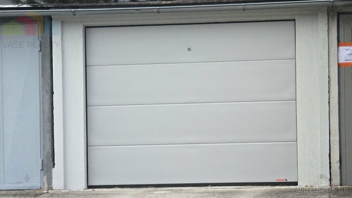 Priestranná garáž na predaj v Piešťanoch s prístreškom