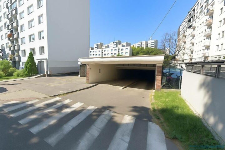 Na predaj vnútorné garážové státie v Ružinove