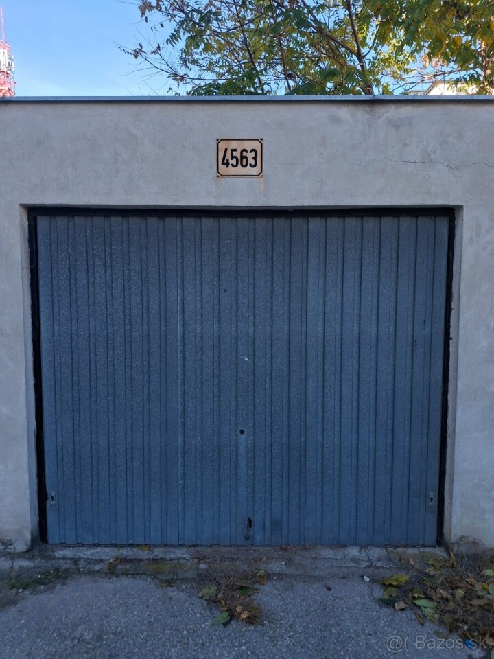 Na predaj garáž v centre Dunajskej Stredy na Radničnom námestí