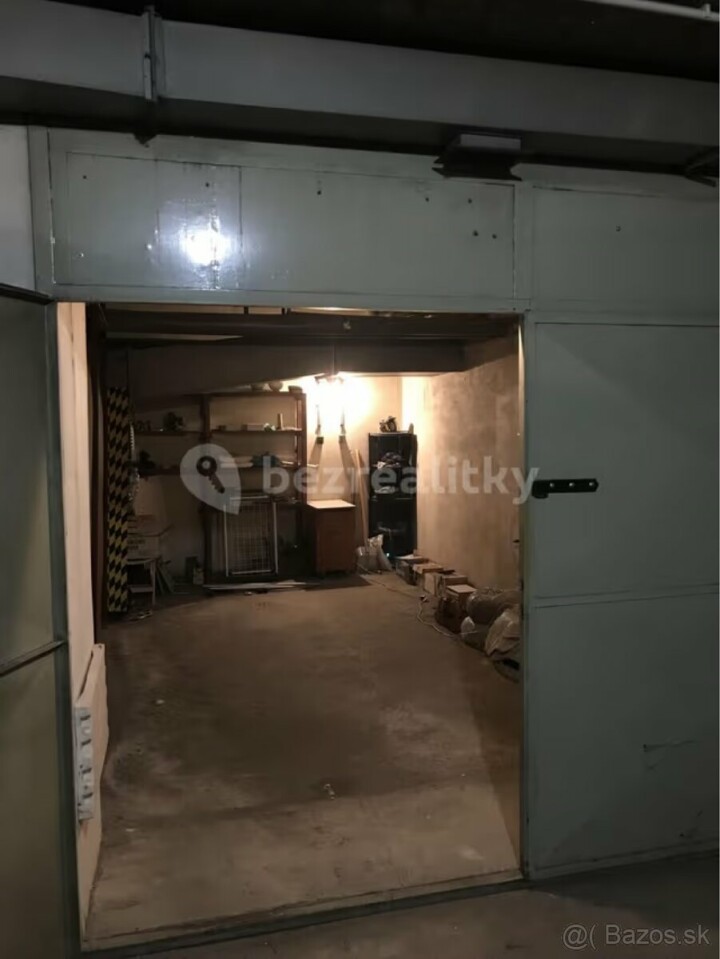 Prenájom krytej garáže na Tehelnej ulici, 20 m2