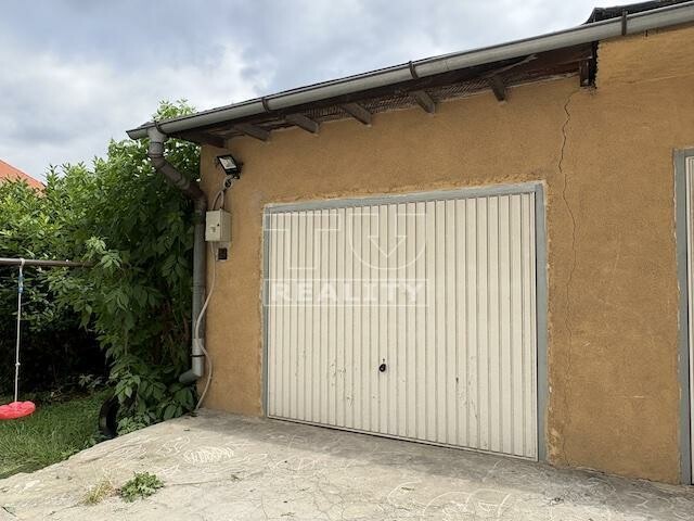 Priestranná murovaná garáž na predaj v Trenčíne (21 m2)