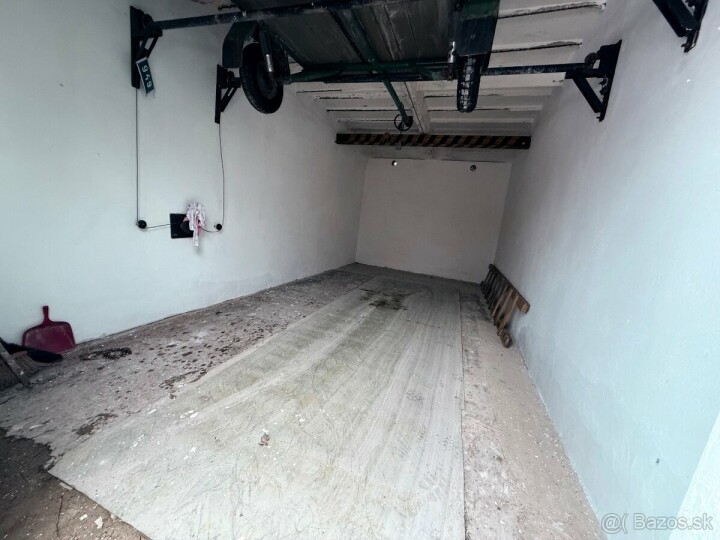 Priestranná garáž na predaj na Sládkovičovej ulici v Považskej Bystrici