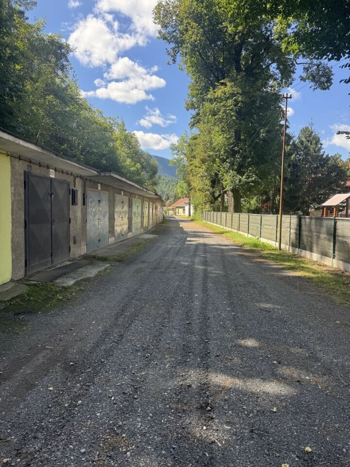 Dlhodobý prenájom murované garáže 25 m² v Liptovskom Hrádku