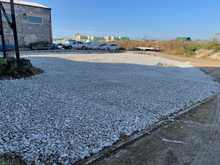 Parkovacie miesta pre autá, dodávky a karavany v areáli Hôrky