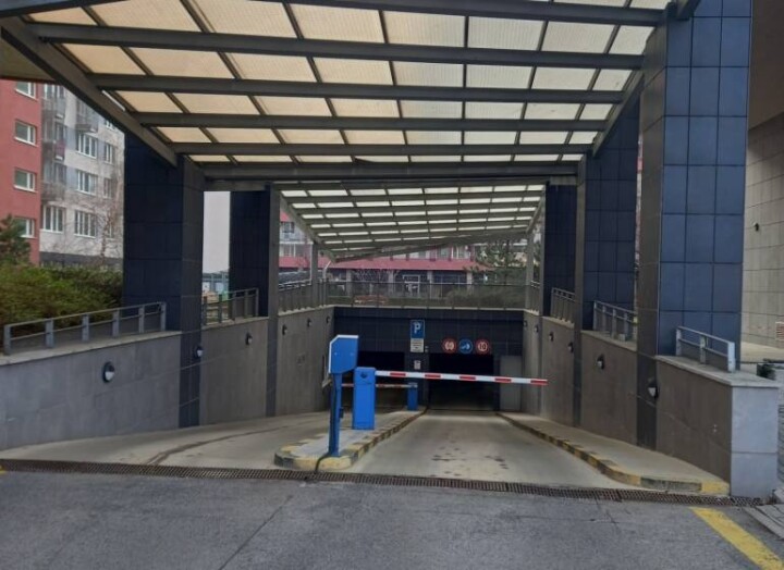 Široké parkovacie miesto na prenájom