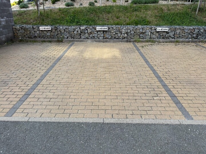 Vonkajšie parkovacie miesta na Zelenéj stráni na prenájom