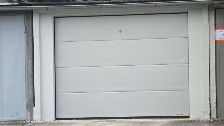 Priestranná garáž s prístreškom pre dve autá na predaj v Piešťanoch