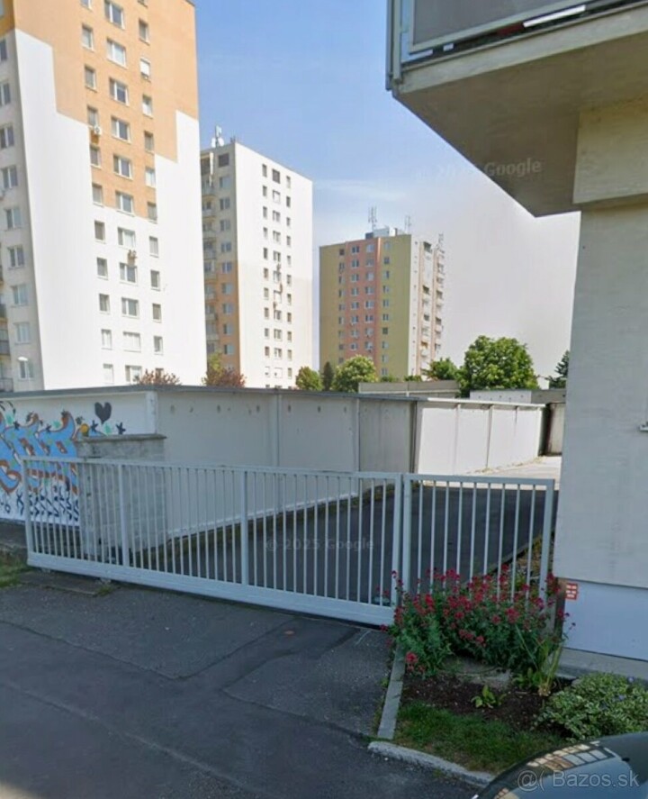 Prenájom garáže s elektrinou v Pezinku